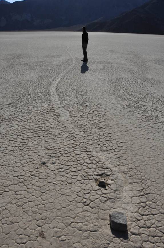 As incríveis pedras que se movem, no leito seco de um antigo lago no Death Valley National Park, na Califórnia - EUA